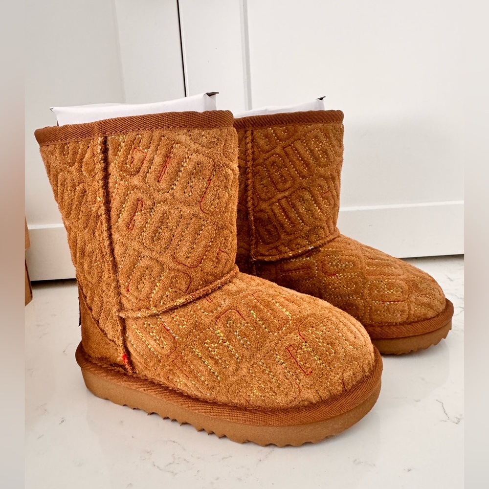 UGG CLASSIC II GRAPHIC STITCH SIZE T8
NWB